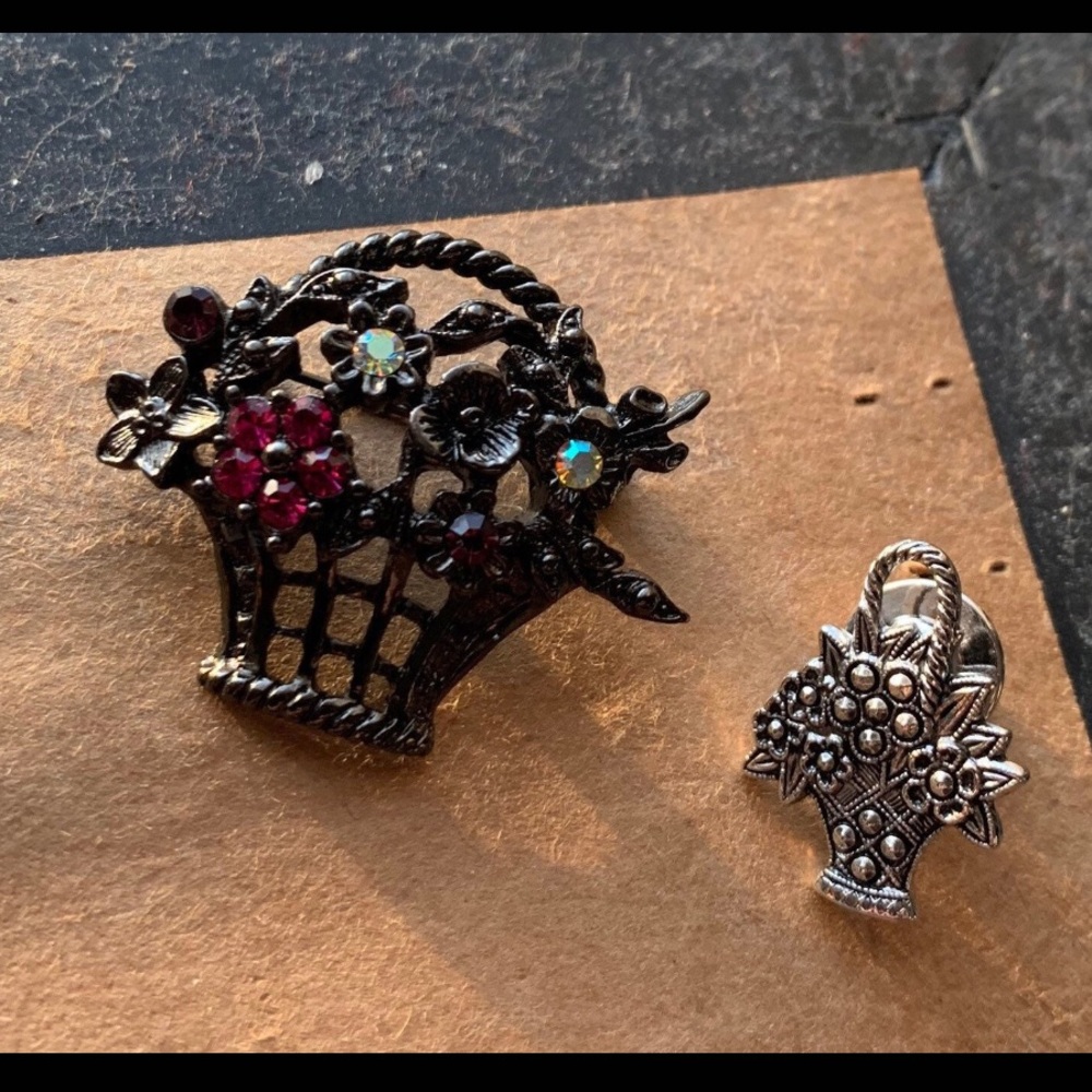 Vintage Set Of Two Metal Flower Basket
Brooches / Pins